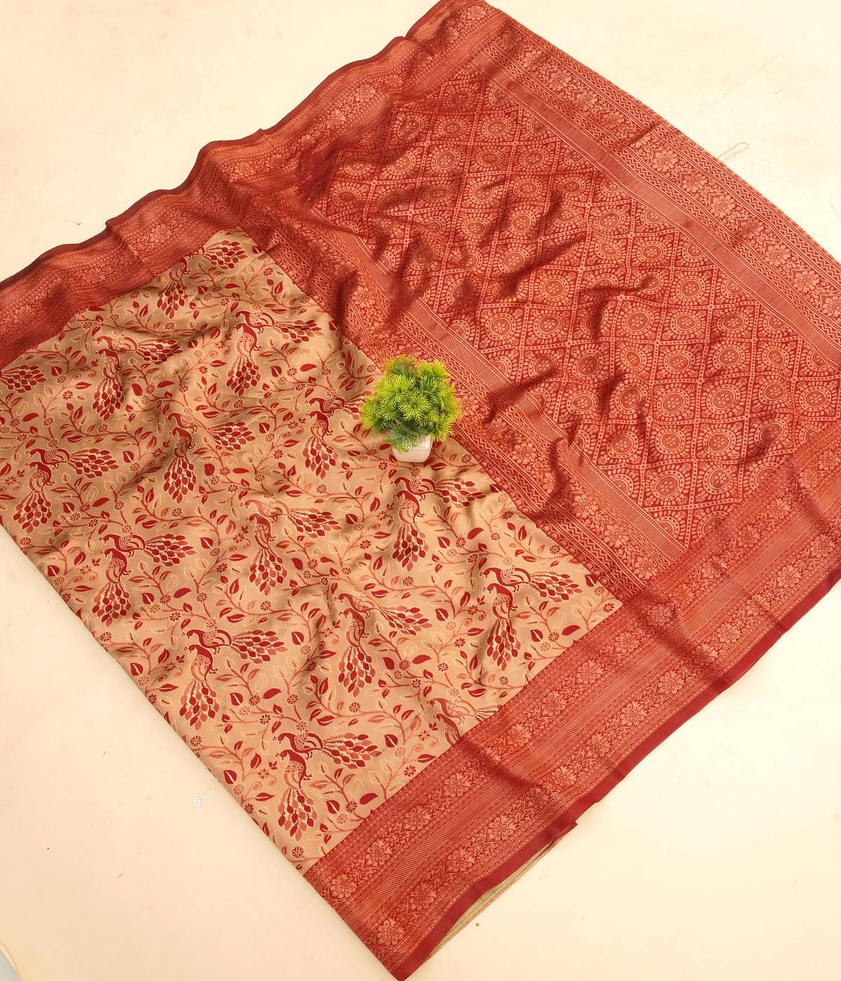 ISARA Art Silk Solid Banarasi saree With Unstitched Blouse Piece ( Cream )     			ISARA Art Silk Solid Banarasi saree With Unstitched Blouse Piece ( Cream )