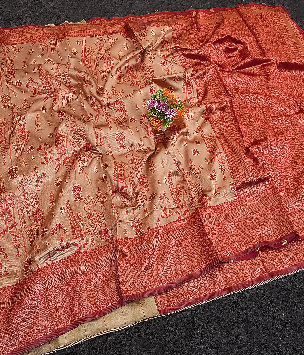     			KALIPATRA Art Silk Solid Banarasi saree With Unstitched Blouse Piece ( Cream )