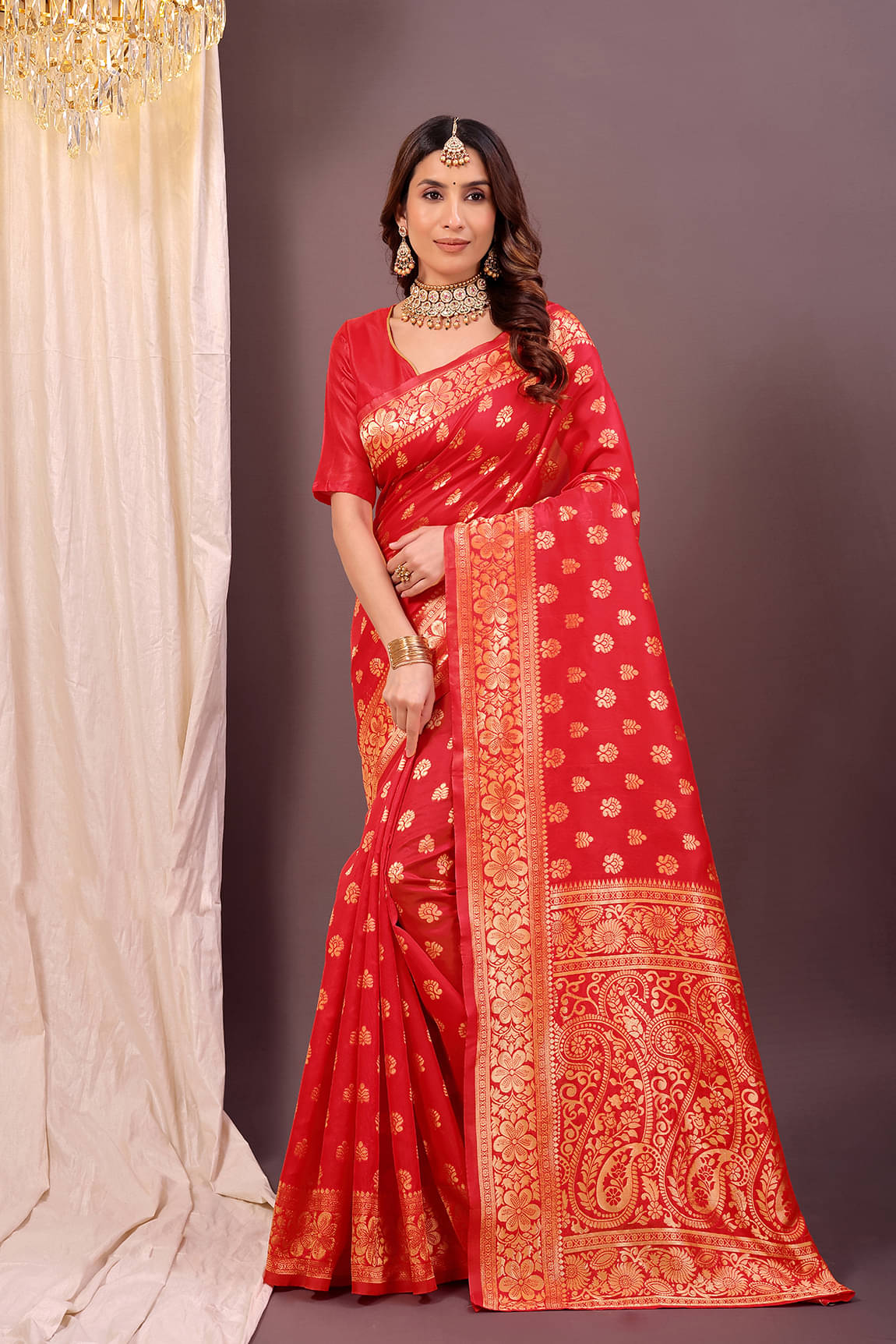     			Saadhvi Art Silk Woven Banarasi saree With Unstitched Blouse Piece ( Red )