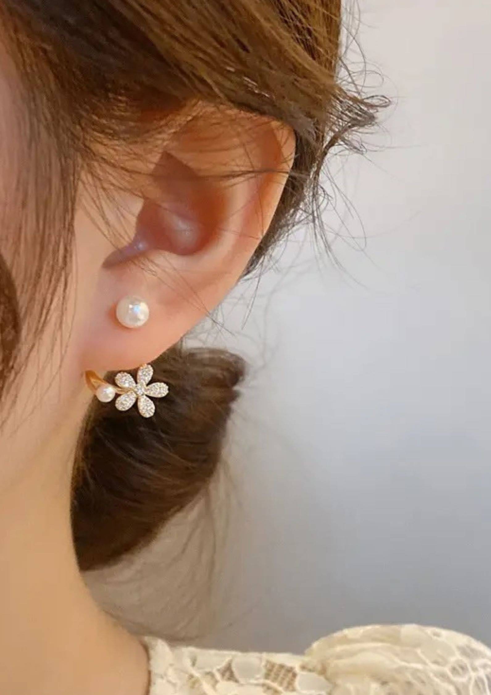     			ONUYX Gold Stud Earrings ( Pack of 1 )