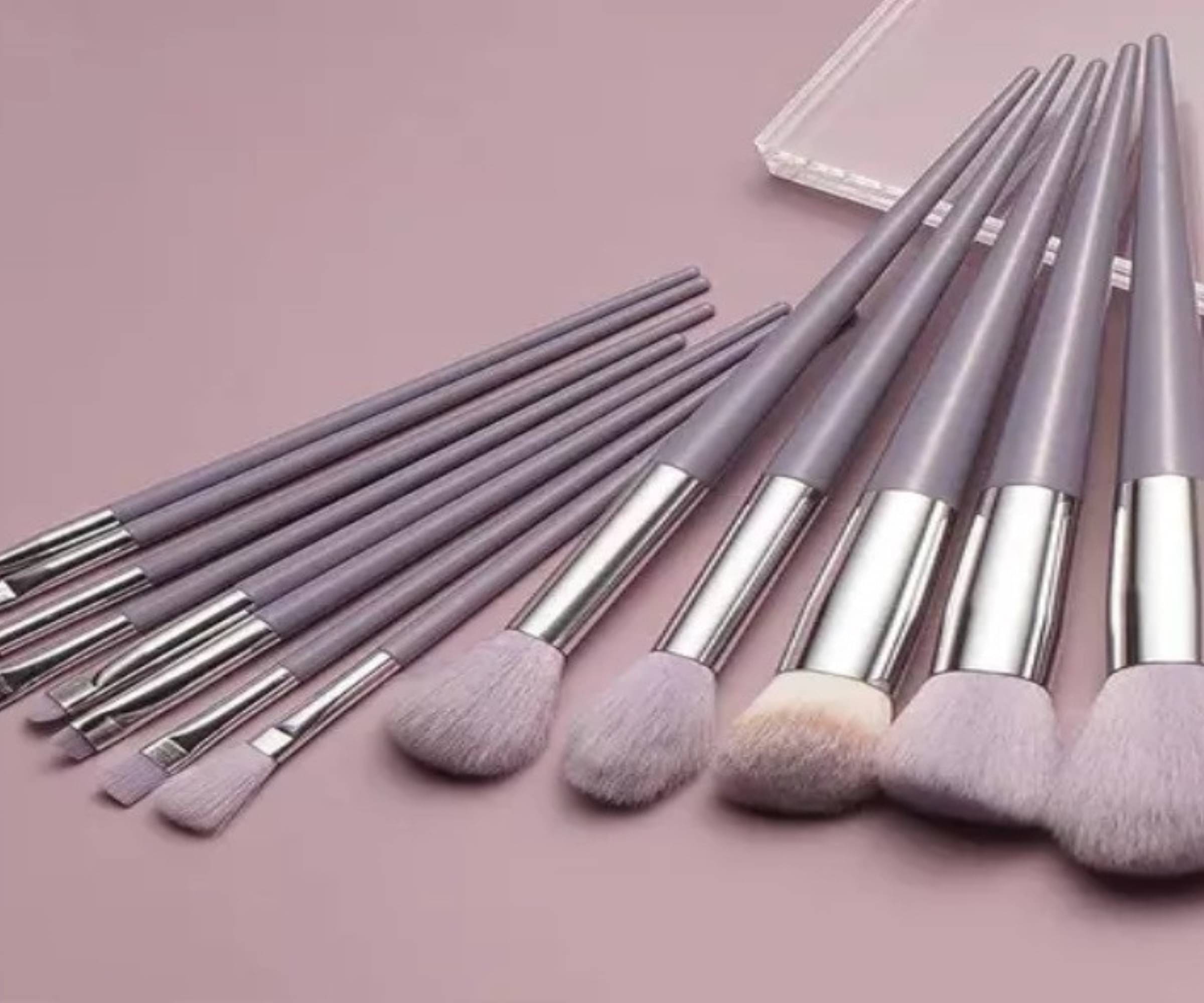 Yelgo Everyday Essentials Makeup Brush Set, Set of 13 Yelgo Everyday Essentials Makeup Brush Set, Set of 13