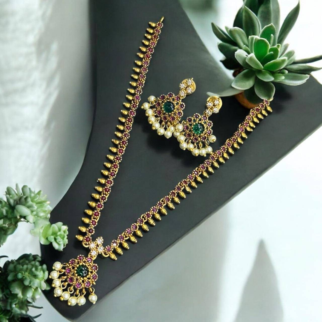     			charming luxe jewel Golden Brass Necklace Set ( Pack of 1 )