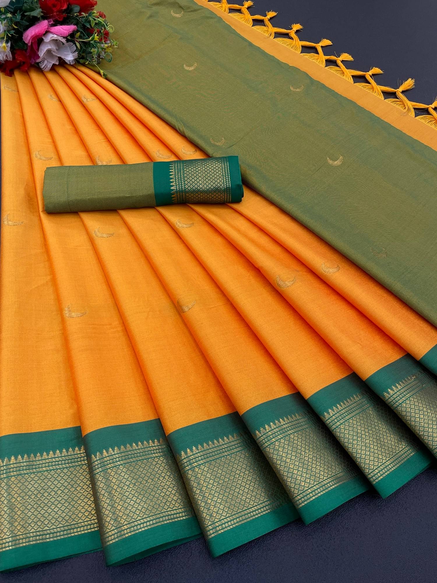     			FAB SILK Cotton Silk Embellished Banarasi saree With Unstitched Blouse Piece ( Gold )