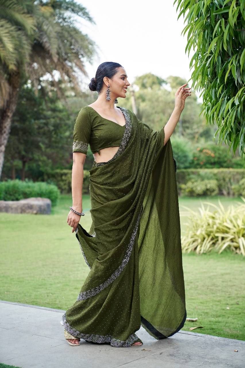 SHIRODHARI Silk Blend Solid Ilkal Saree With Unstitched Blouse Piece ( Dark Grey ) SHIRODHARI Silk Blend Solid Ilkal Saree With Unstitched Blouse Piece ( Dark Grey )