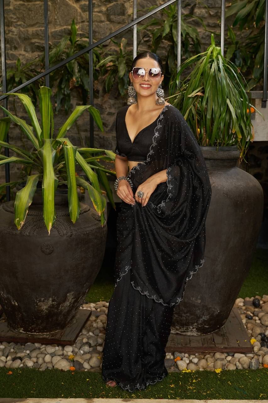 SHIRODHARI Silk Blend Solid Ilkal Saree With Unstitched Blouse Piece ( Black ) SHIRODHARI Silk Blend Solid Ilkal Saree With Unstitched Blouse Piece ( Black )