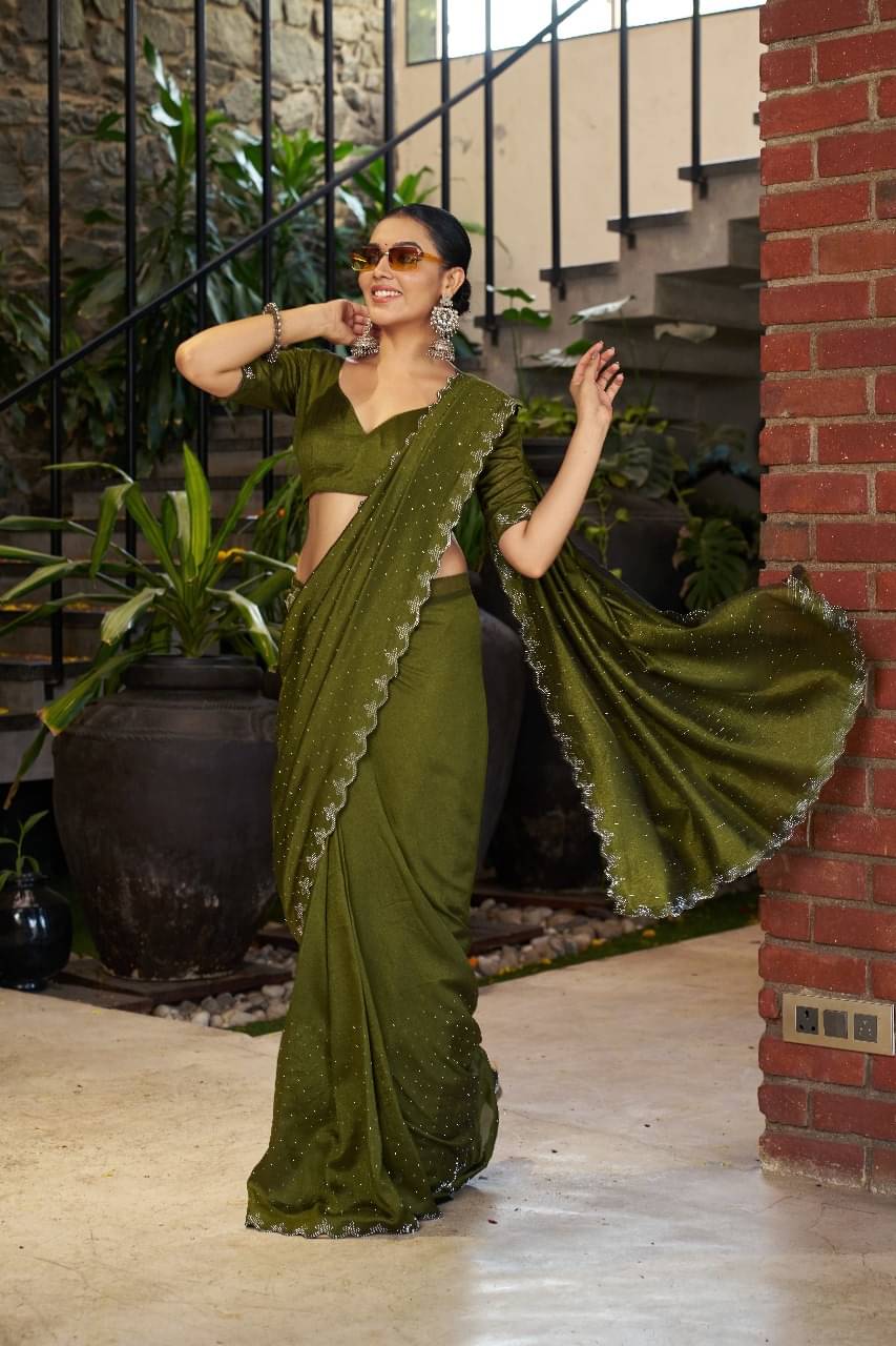 SHIRODHARI Silk Blend Solid Ilkal Saree With Unstitched Blouse Piece ( Dark Grey ) SHIRODHARI Silk Blend Solid Ilkal Saree With Unstitched Blouse Piece ( Dark Grey )