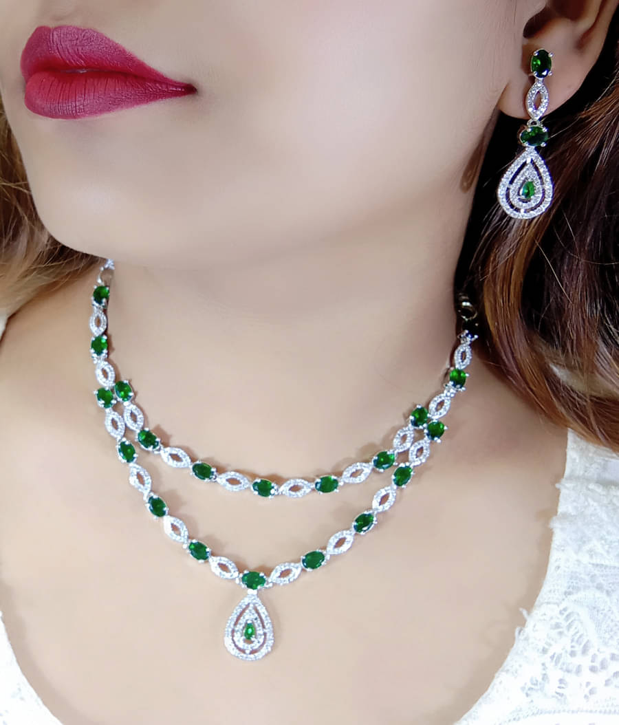     			Ladymania Green Alloy Necklace Set ( Pack of 1 )