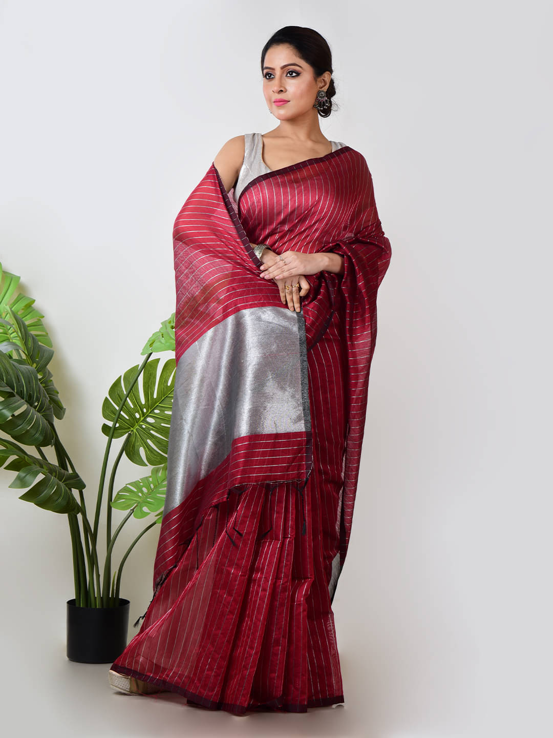     			Aakar Linen Self Design Saree Without Blouse Piece ( Maroon )
