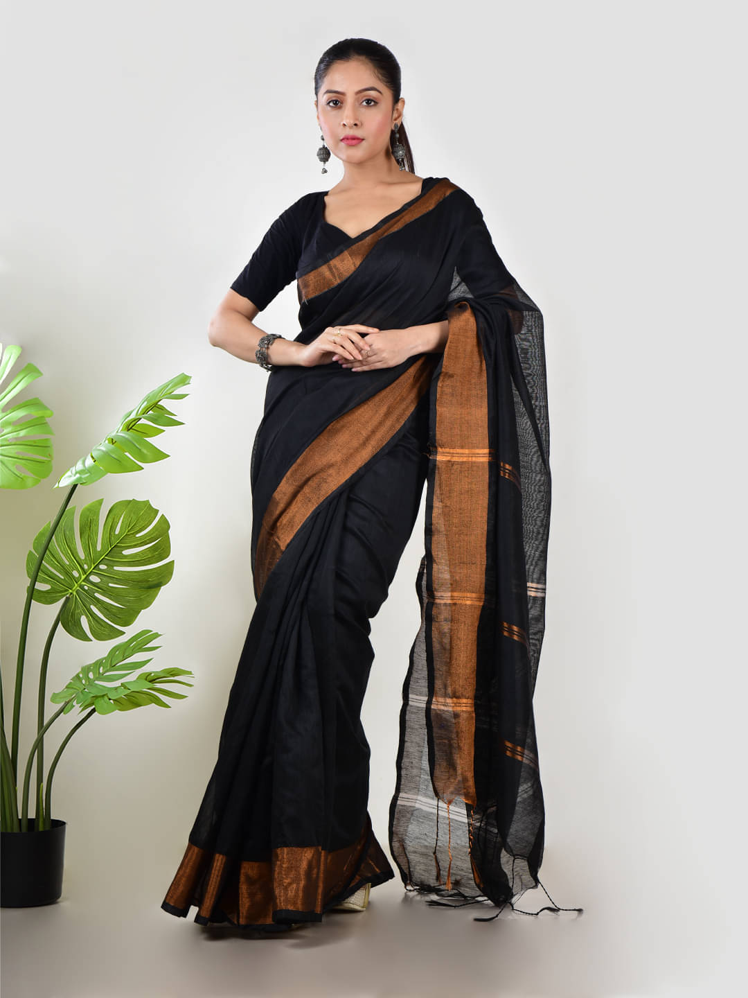 Aakar Linen Self Design Saree Without Blouse Piece ( Black ) Aakar Linen Self Design Saree Without Blouse Piece ( Black )