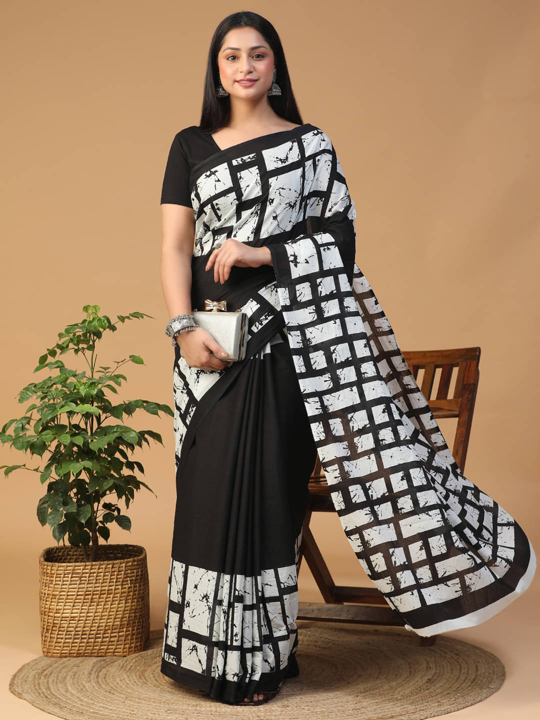     			Baloobi Cotton Blend Printed Saree With Unstitched Blouse Piece ( Black,White )