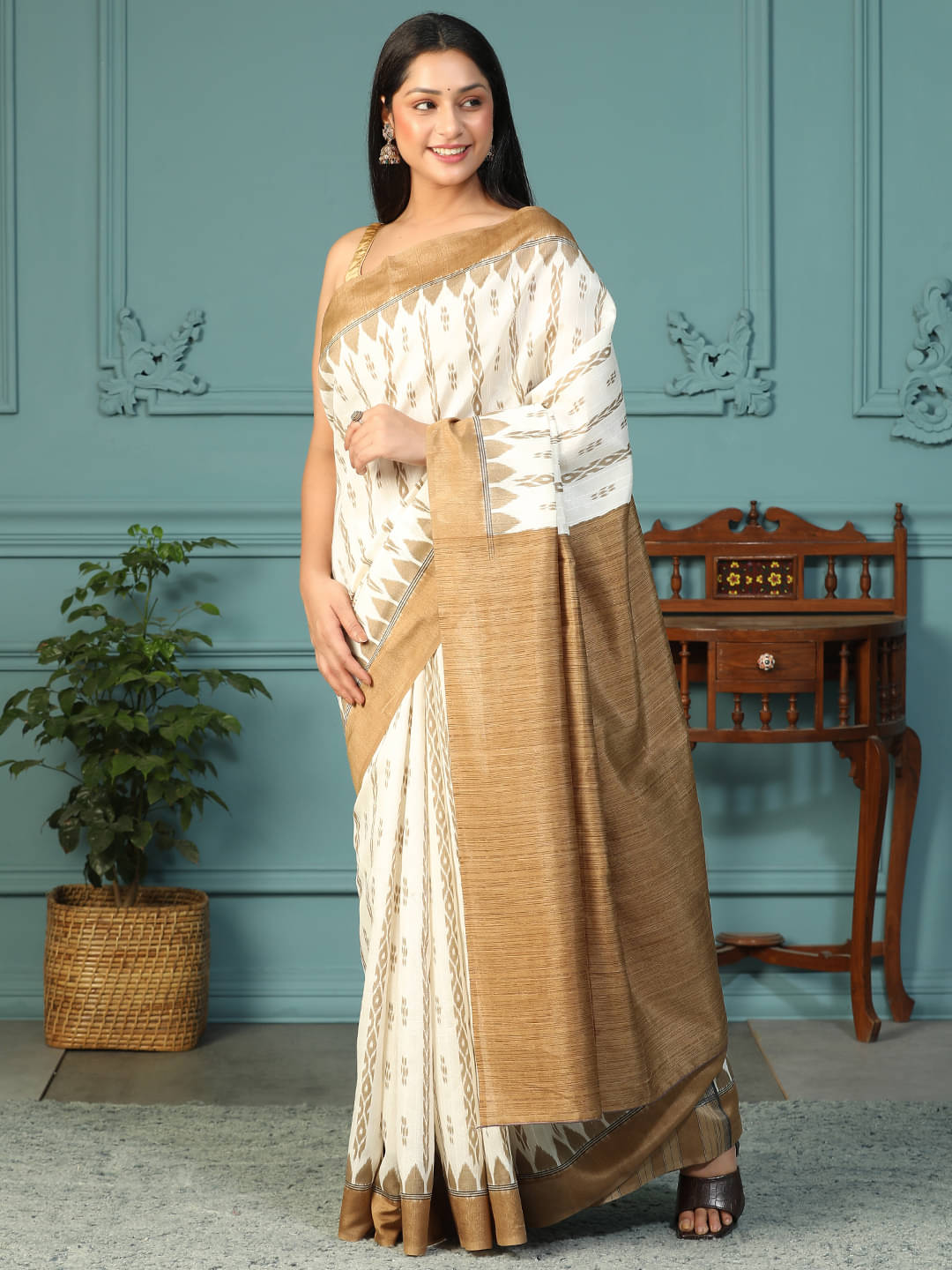     			Baloobi Cotton Blend Printed Saree With Unstitched Blouse Piece ( White,Gold )