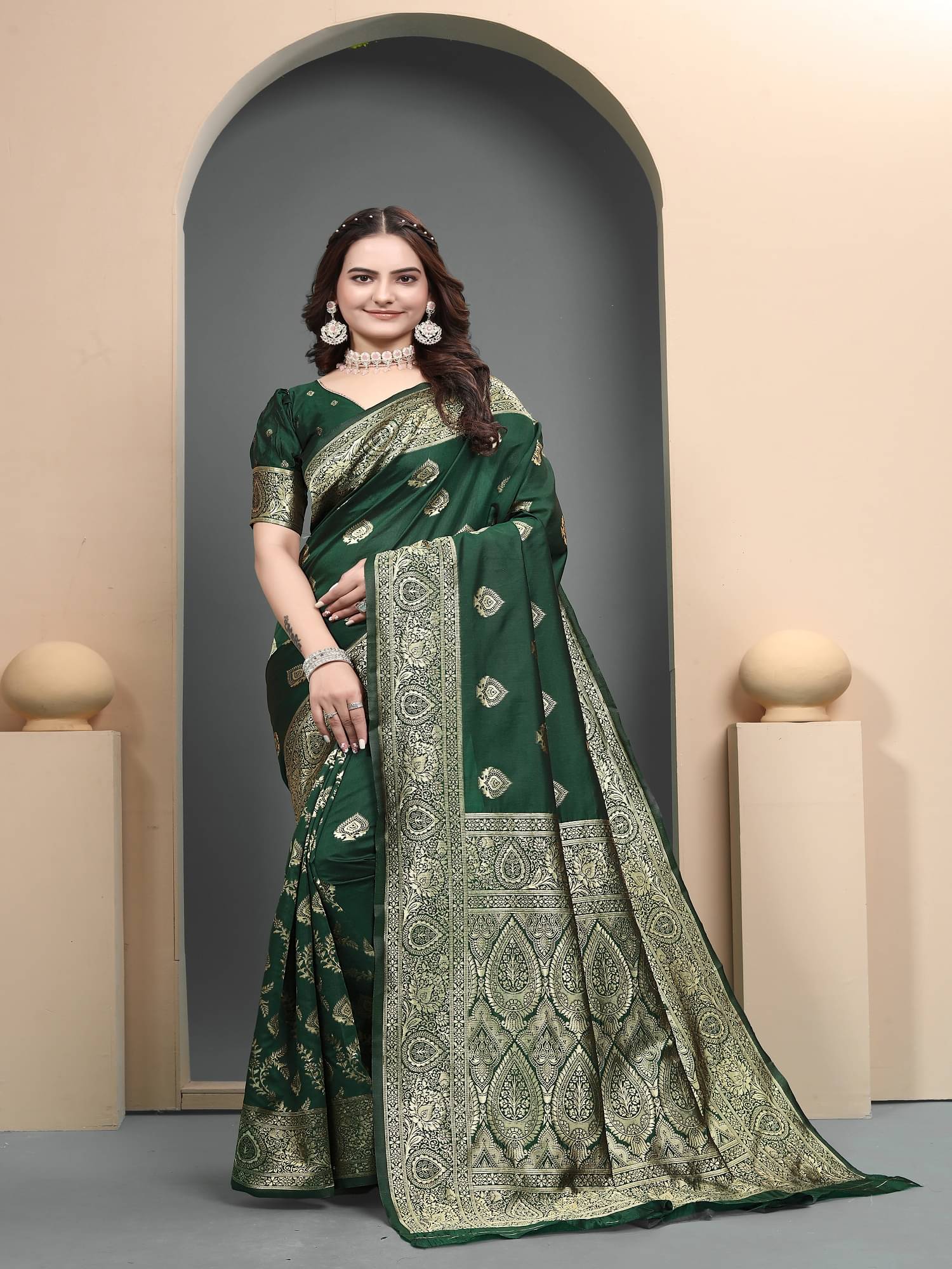     			KV Fashion Jacquard Embellished Banarasi saree With Unstitched Blouse Piece ( Green )