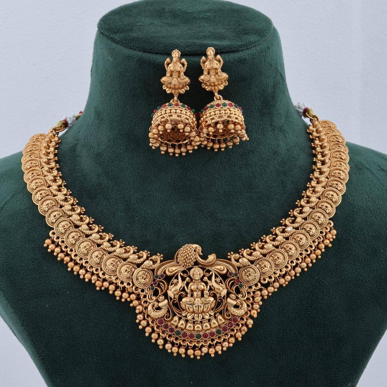     			ROFARWORD Gold Brass Necklace Set ( Pack of 1 )
