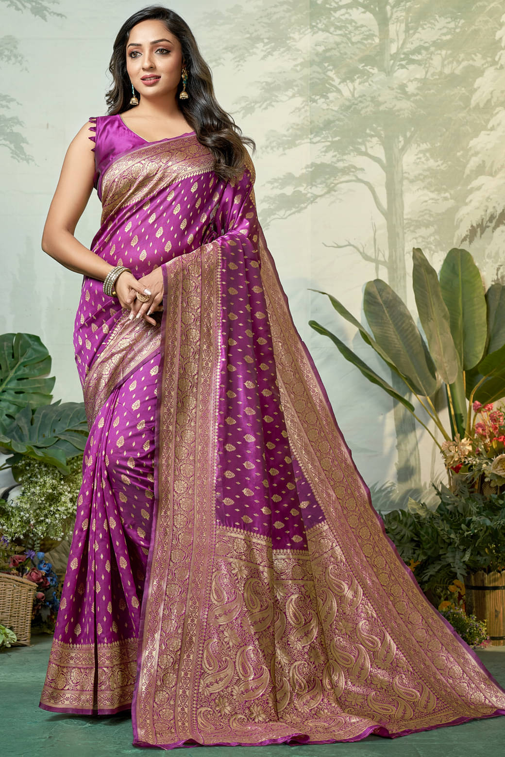 Zumizo Silk Blend Woven Banarasi saree With Unstitched Blouse Piece ( Rani ) Zumizo Silk Blend Woven Banarasi saree With Unstitched Blouse Piece ( Rani )