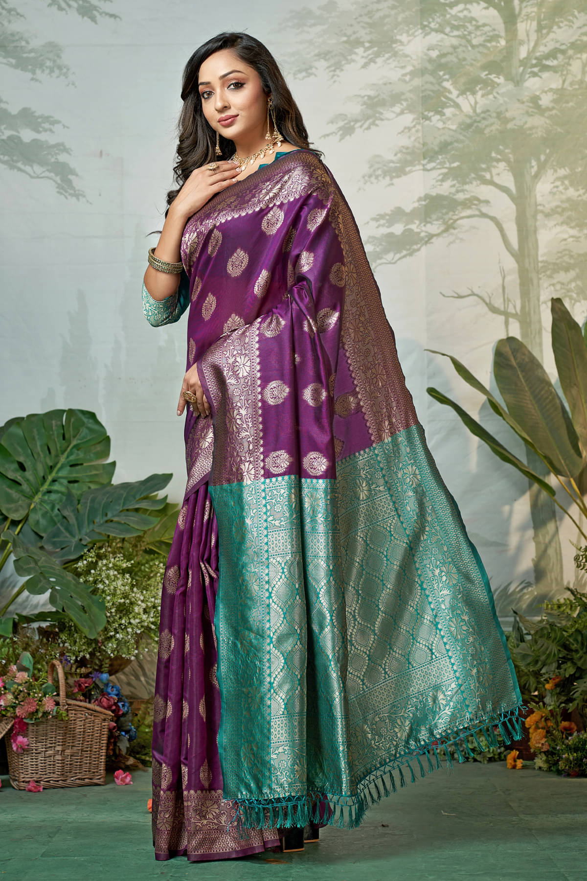 Zumizo Silk Blend Woven Banarasi saree With Unstitched Blouse Piece ( Maroon ) Zumizo Silk Blend Woven Banarasi saree With Unstitched Blouse Piece ( Maroon )