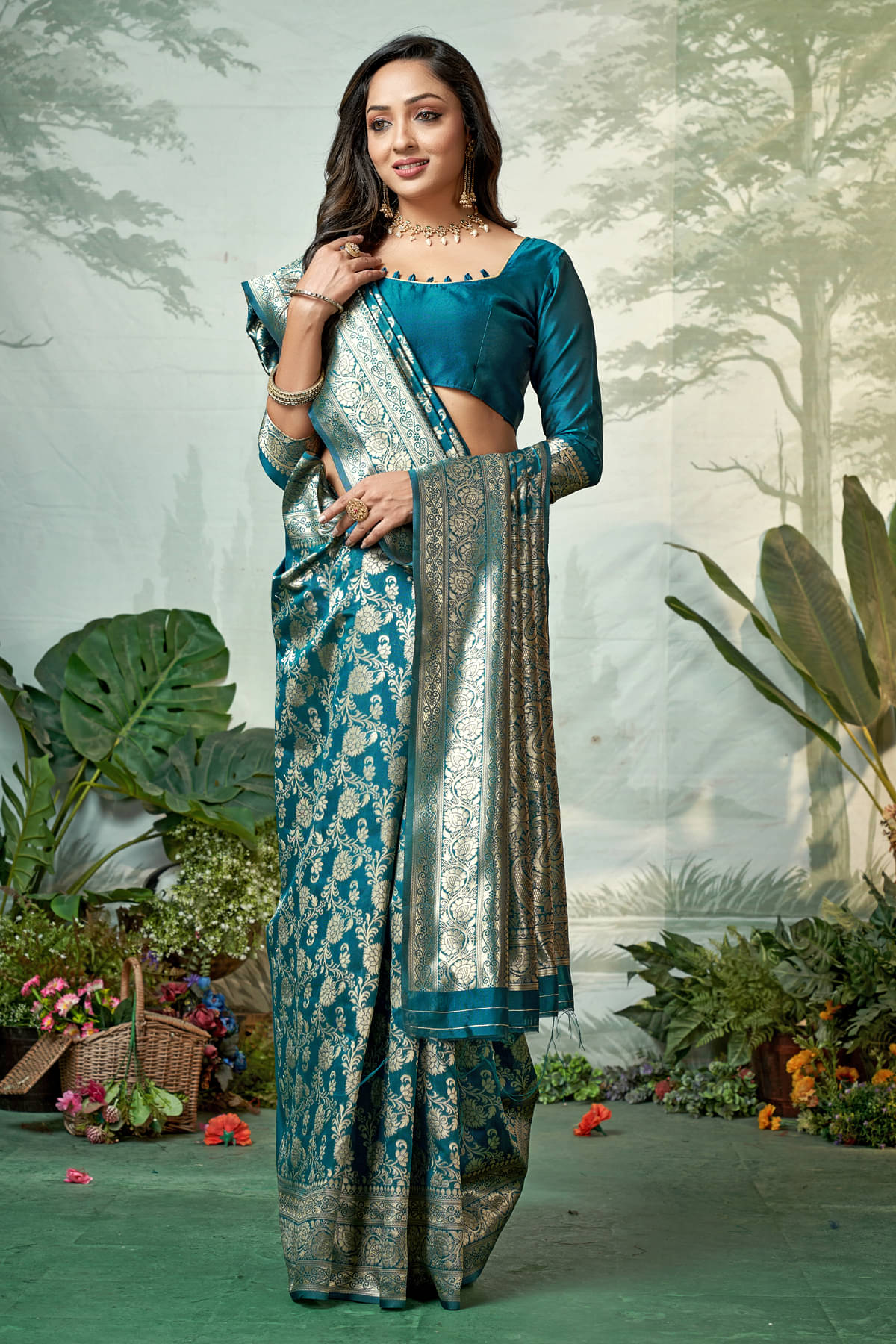     			Zumizo Silk Blend Woven Banarasi saree With Unstitched Blouse Piece ( Green )