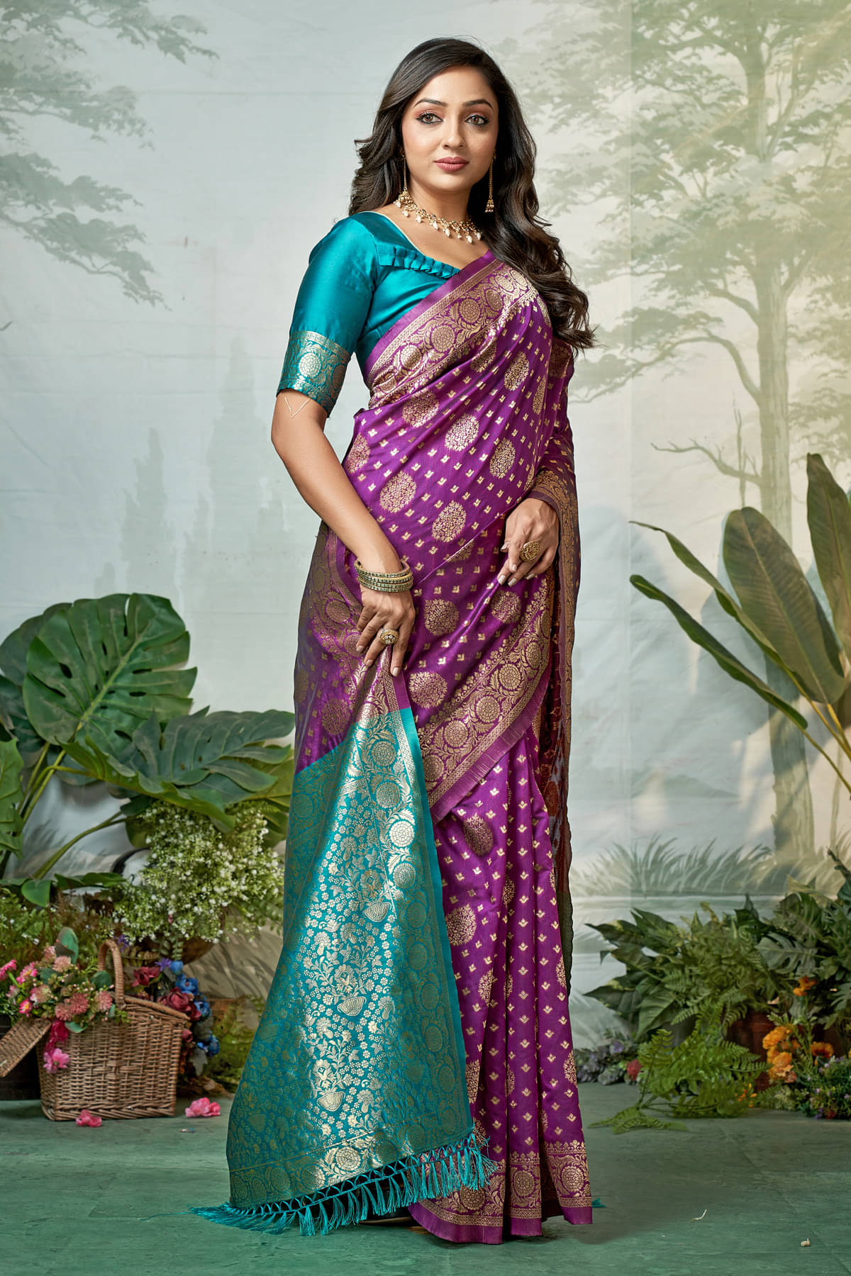     			Zumizo Silk Blend Woven Banarasi saree With Unstitched Blouse Piece ( Purple )