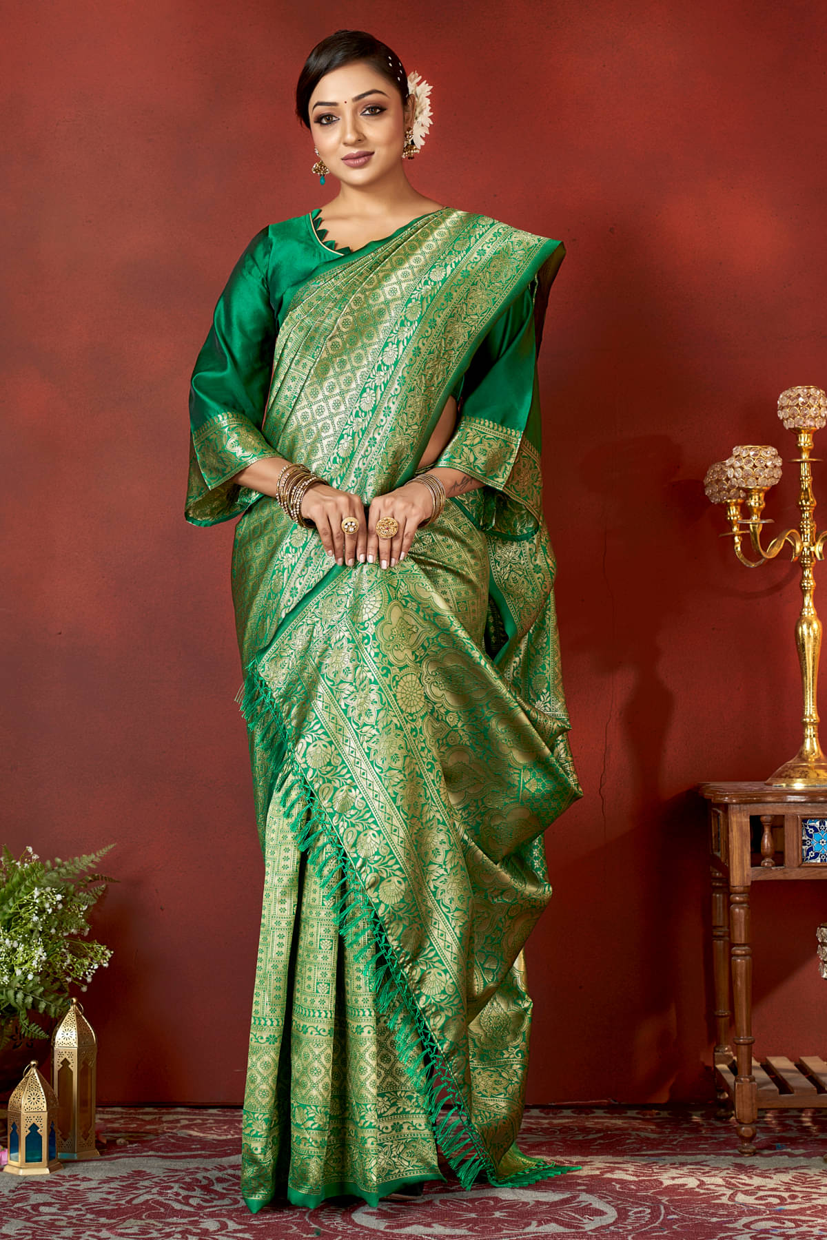     			Zumizo Silk Blend Woven Banarasi saree With Unstitched Blouse Piece ( Green )
