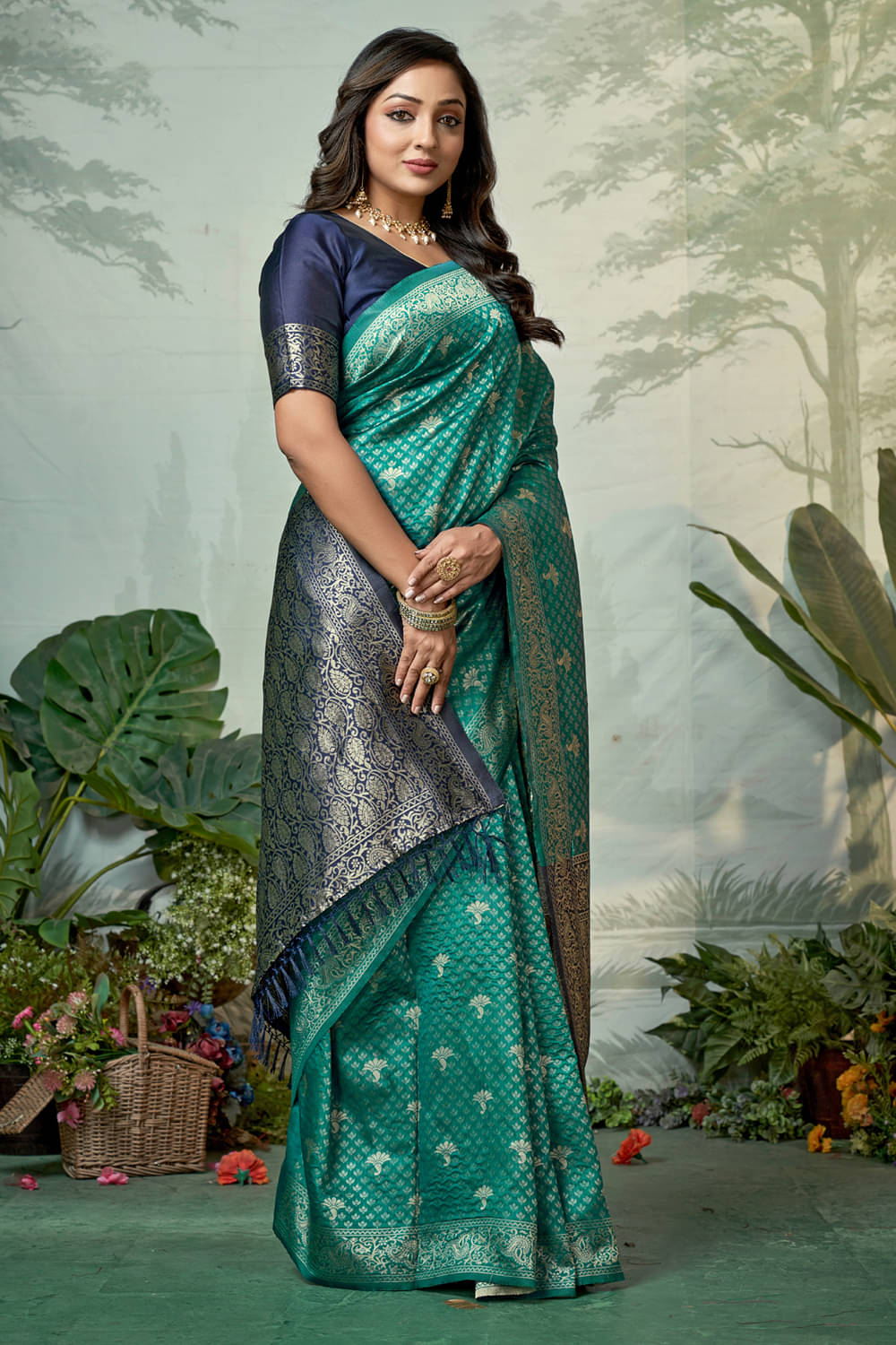    			Zumizo Silk Blend Woven Banarasi saree With Unstitched Blouse Piece ( Teal )