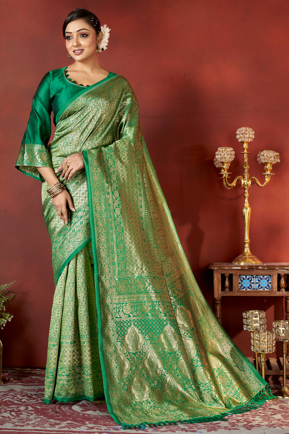 Zumizo Silk Blend Woven Banarasi saree With Unstitched Blouse Piece ( Green ) Zumizo Silk Blend Woven Banarasi saree With Unstitched Blouse Piece ( Green )