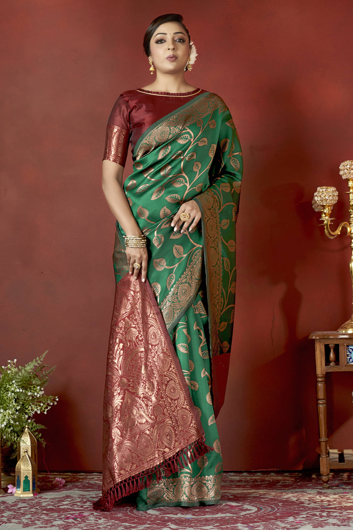     			Zumizo Silk Blend Woven Banarasi saree With Unstitched Blouse Piece ( Green )