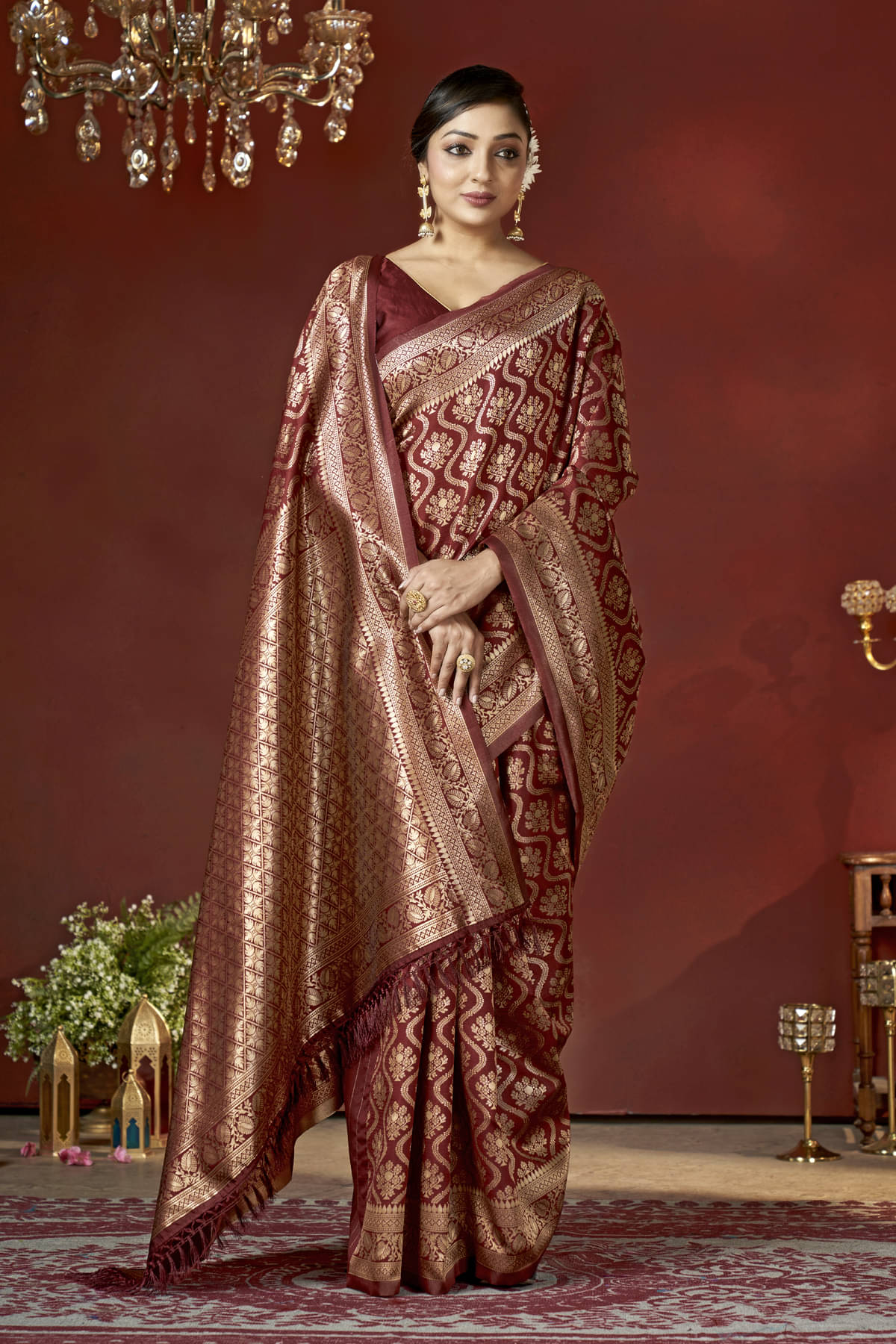 Zumizo Silk Blend Woven Banarasi saree With Unstitched Blouse Piece ( Maroon ) Zumizo Silk Blend Woven Banarasi saree With Unstitched Blouse Piece ( Maroon )