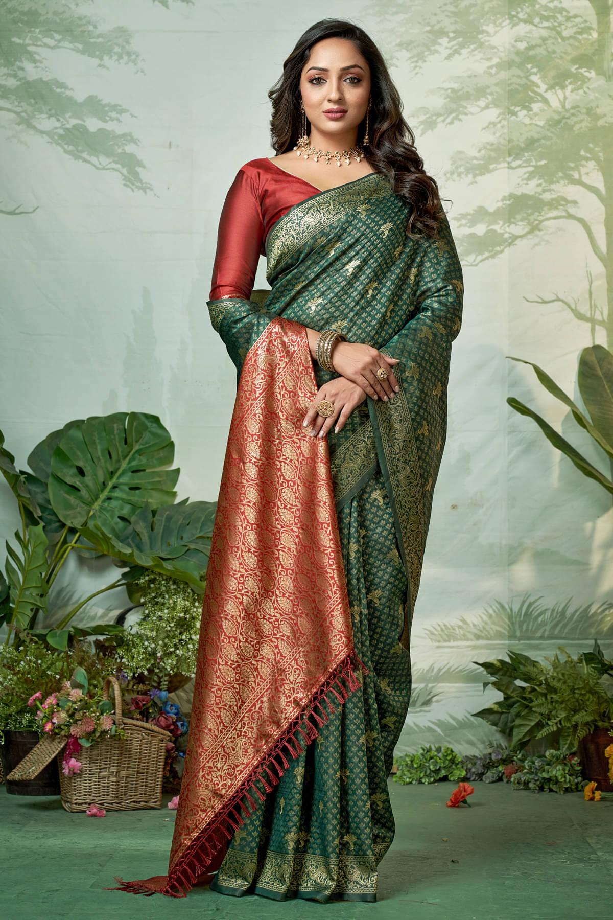     			Zumizo Silk Blend Woven Banarasi saree With Unstitched Blouse Piece ( Green )