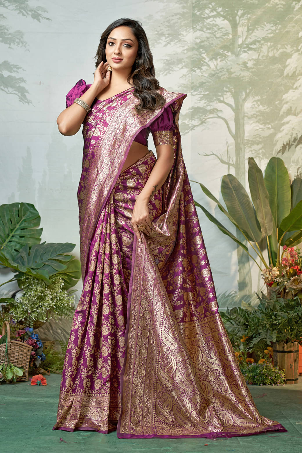 Zumizo Silk Blend Woven Banarasi saree With Unstitched Blouse Piece ( Maroon ) Zumizo Silk Blend Woven Banarasi saree With Unstitched Blouse Piece ( Maroon )