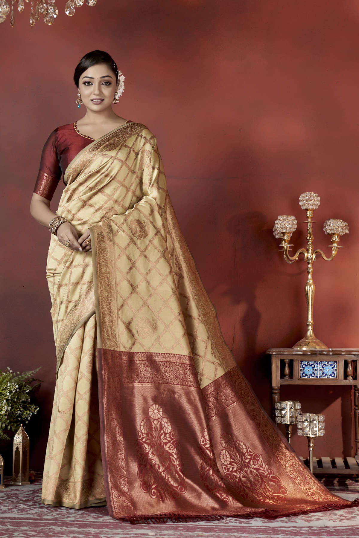 Zumizo Silk Blend Woven Banarasi saree With Unstitched Blouse Piece ( Gold ) Zumizo Silk Blend Woven Banarasi saree With Unstitched Blouse Piece ( Gold )