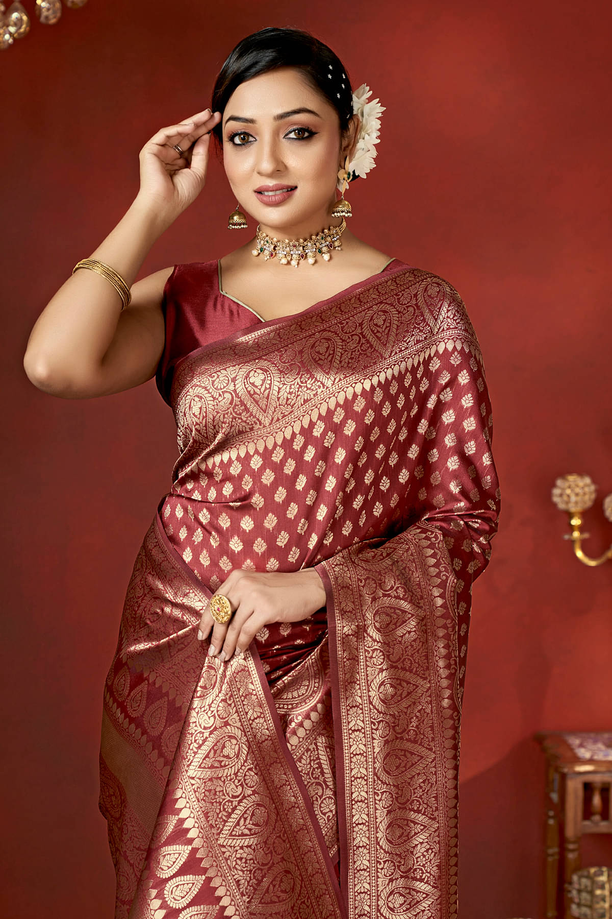 Zumizo Silk Blend Woven Banarasi saree With Unstitched Blouse Piece ( Maroon ) Zumizo Silk Blend Woven Banarasi saree With Unstitched Blouse Piece ( Maroon )