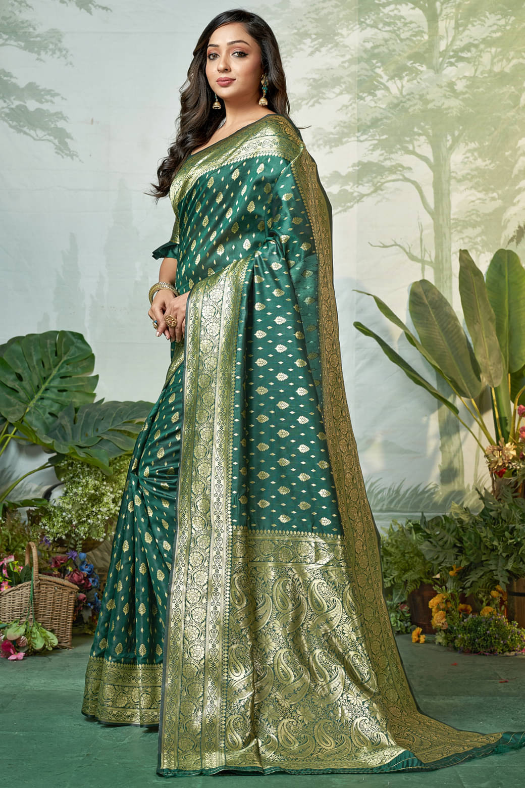 Zumizo Silk Blend Woven Banarasi saree With Unstitched Blouse Piece ( Green ) Zumizo Silk Blend Woven Banarasi saree With Unstitched Blouse Piece ( Green )