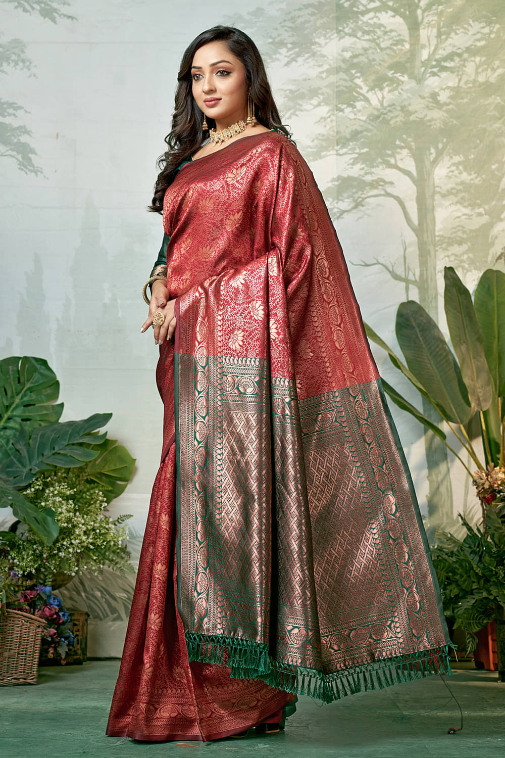 Zumizo Silk Blend Woven Banarasi saree With Unstitched Blouse Piece ( Red ) Zumizo Silk Blend Woven Banarasi saree With Unstitched Blouse Piece ( Red )