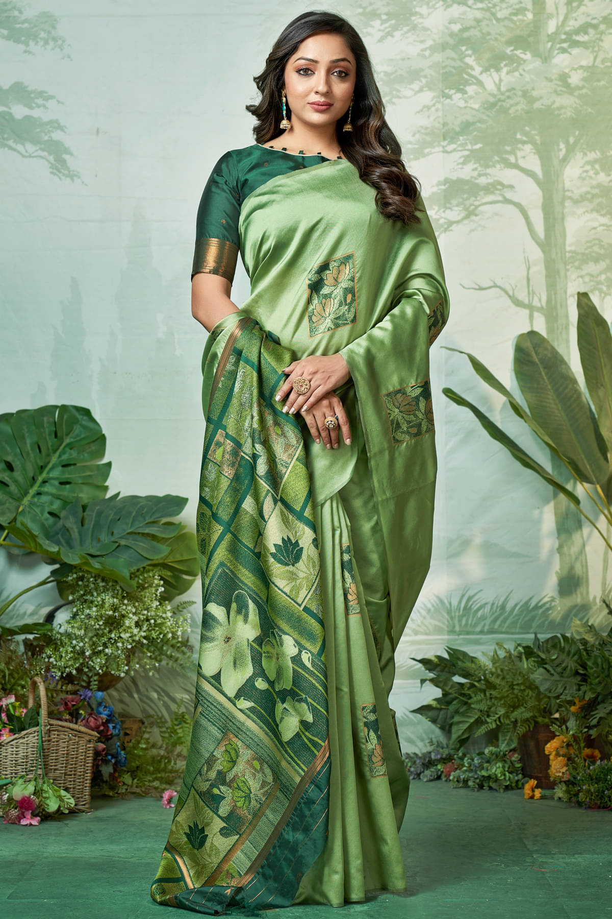     			Zumizo Silk Blend Woven Banarasi saree With Unstitched Blouse Piece ( Green )