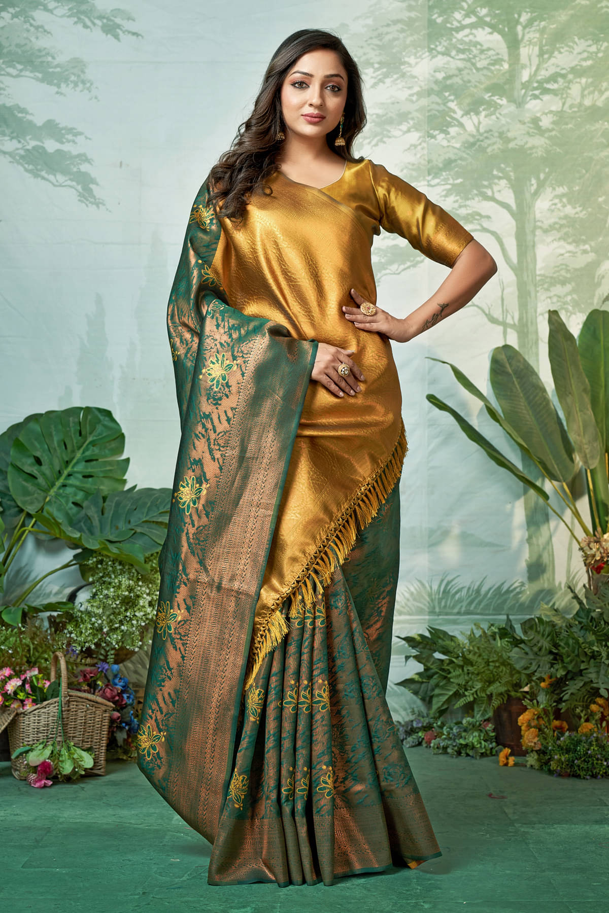 Zumizo Silk Blend Woven Banarasi saree With Unstitched Blouse Piece ( Green ) Zumizo Silk Blend Woven Banarasi saree With Unstitched Blouse Piece ( Green )
