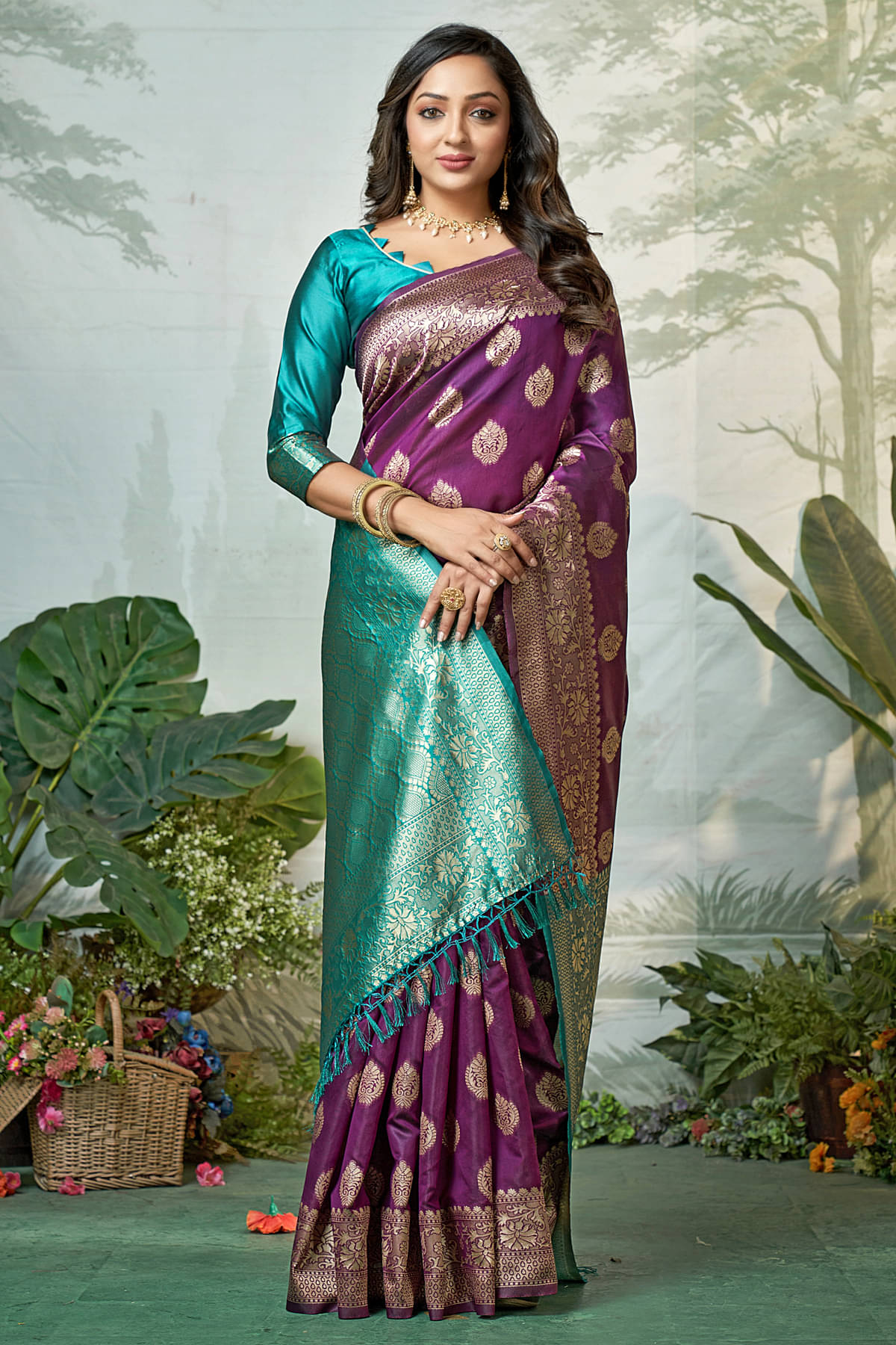     			Zumizo Silk Blend Woven Banarasi saree With Unstitched Blouse Piece ( Maroon )