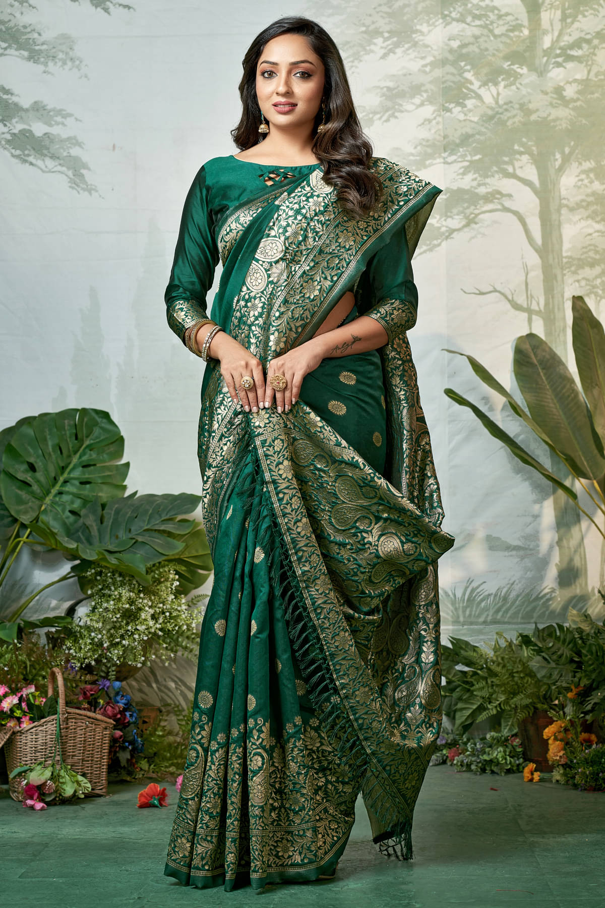     			Zumizo Silk Blend Woven Banarasi saree With Unstitched Blouse Piece ( Green )