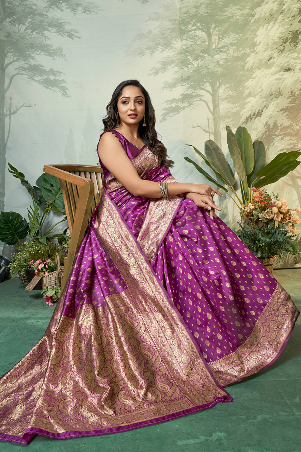 Zumizo Silk Blend Woven Banarasi saree With Unstitched Blouse Piece ( Rani ) Zumizo Silk Blend Woven Banarasi saree With Unstitched Blouse Piece ( Rani )