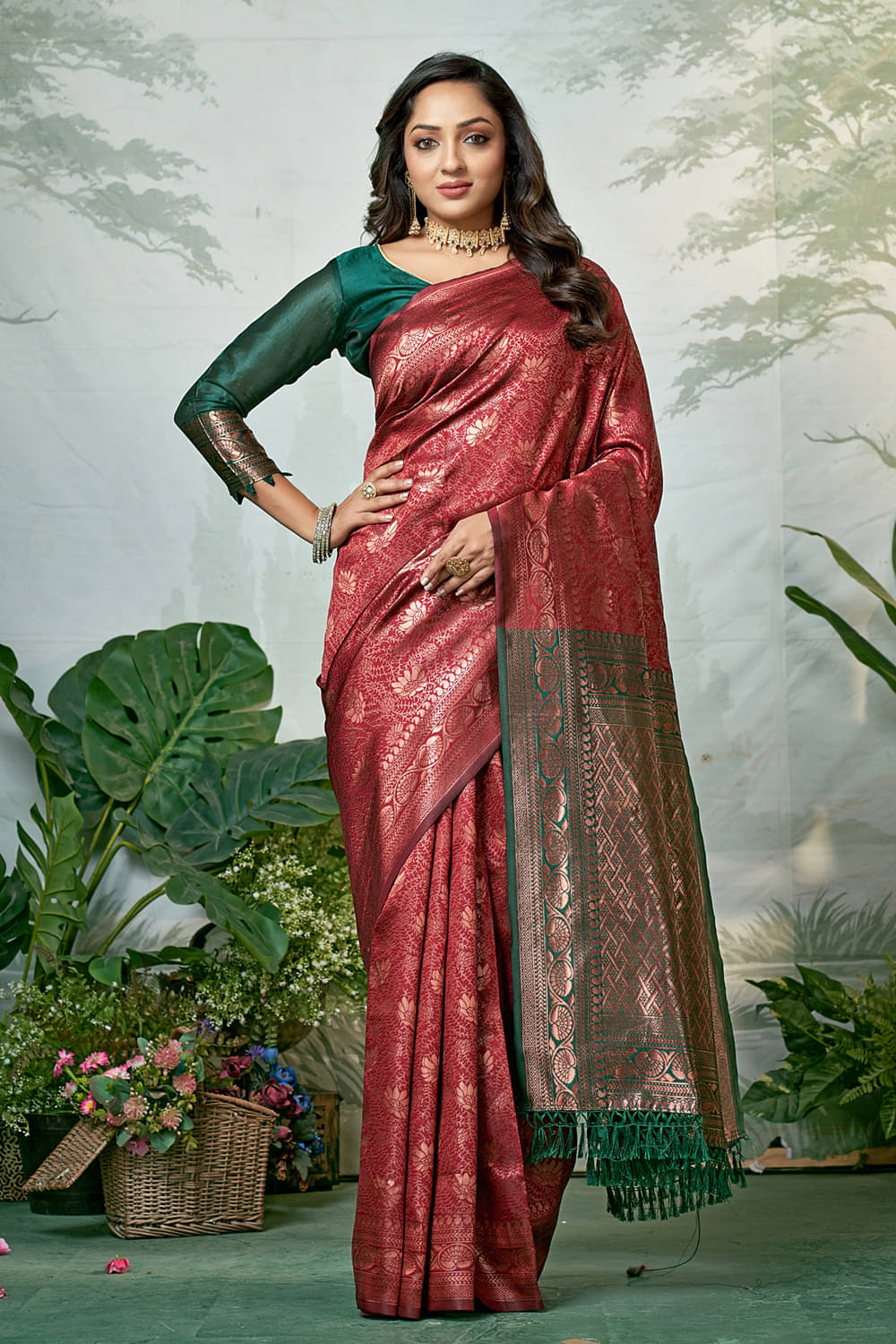     			Zumizo Silk Blend Woven Banarasi saree With Unstitched Blouse Piece ( Red )