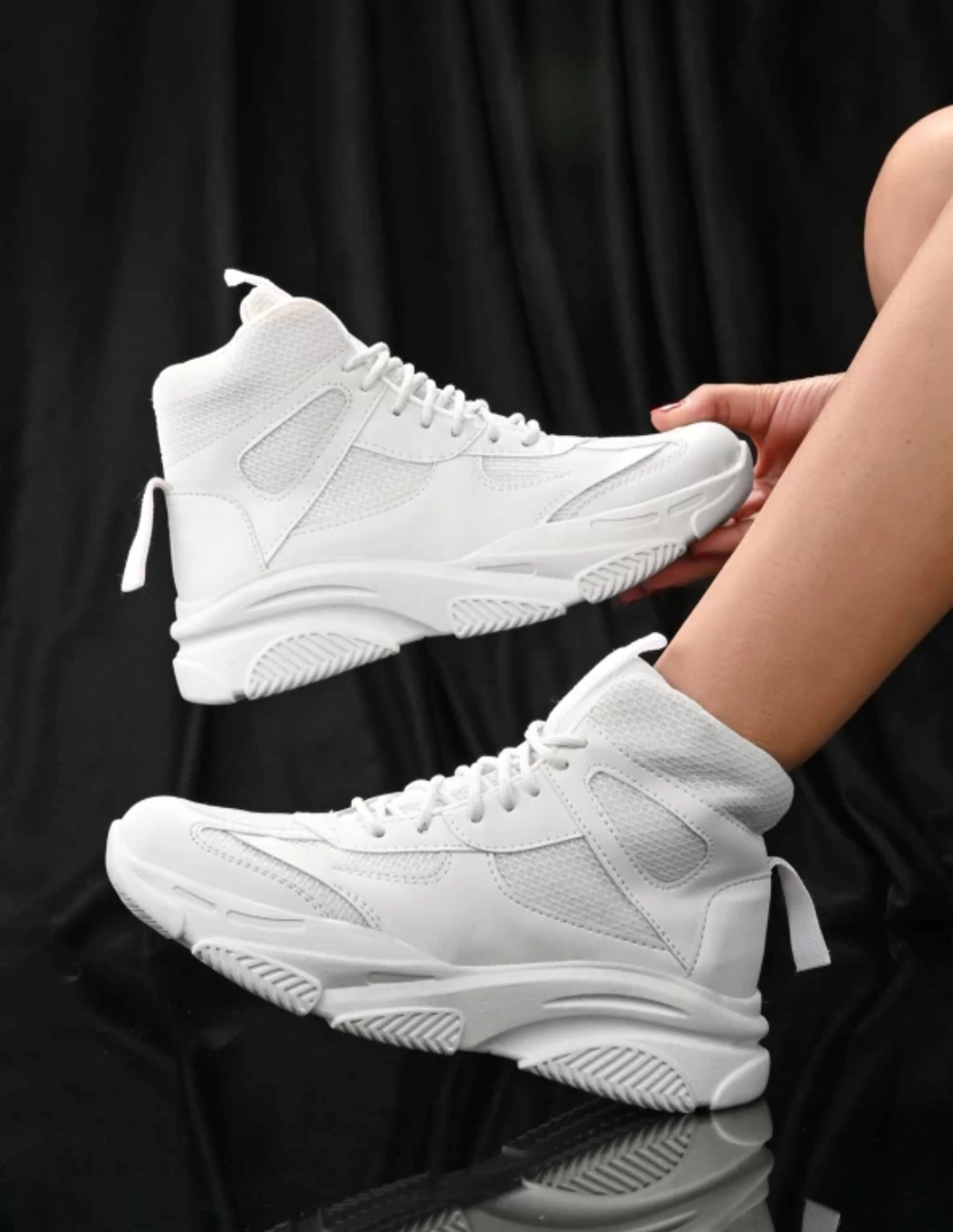     			wrizt White Women's Sneakers