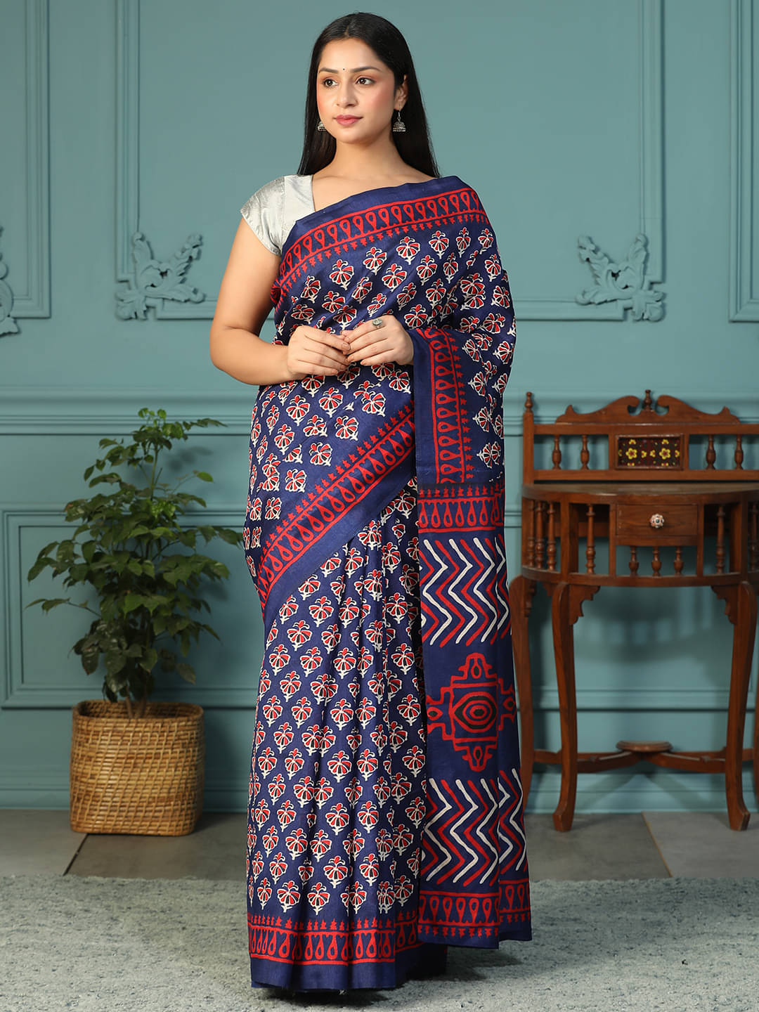     			Baloobi Cotton Blend Printed Saree With Unstitched Blouse Piece ( Blue,Red )