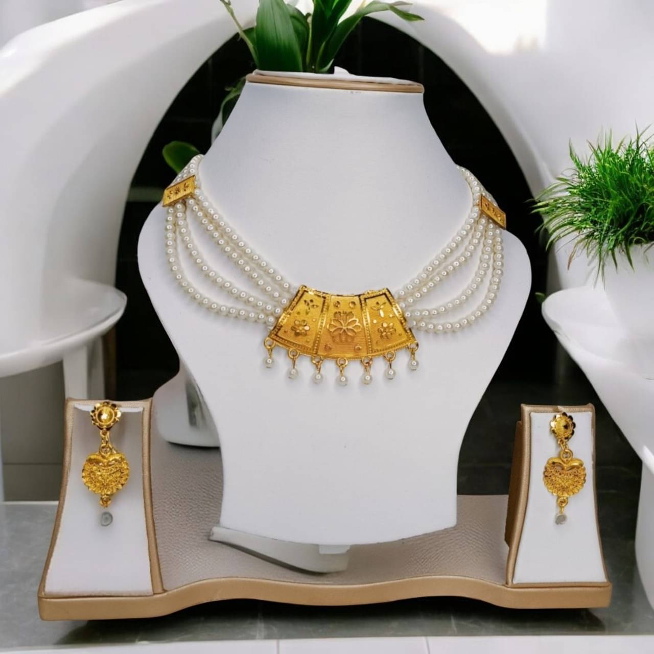     			SajTori Golden Alloy Necklace Set ( Pack of 1 )