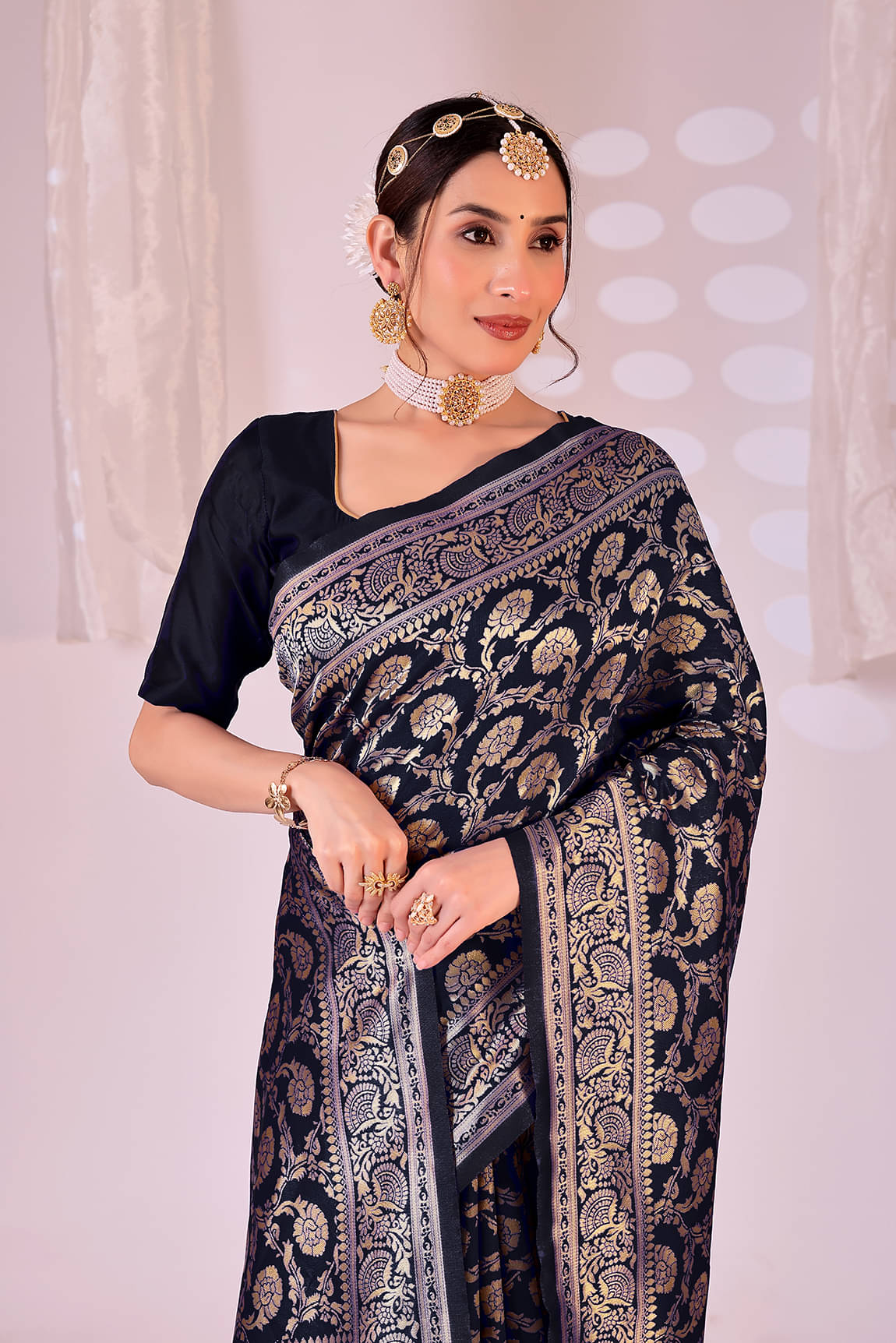 Samai Art Silk Solid Saree With Unstitched Blouse Piece ( Black ) Samai Art Silk Solid Saree With Unstitched Blouse Piece ( Black )