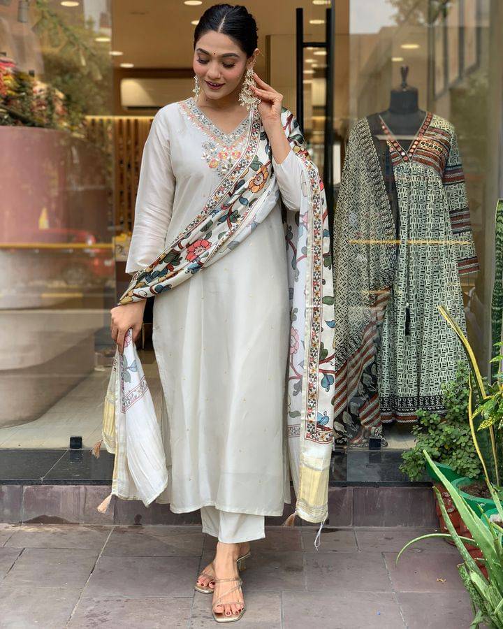     			ZINDORA Women Chanderi Embroidered Straight Kurti With Pants ( White )