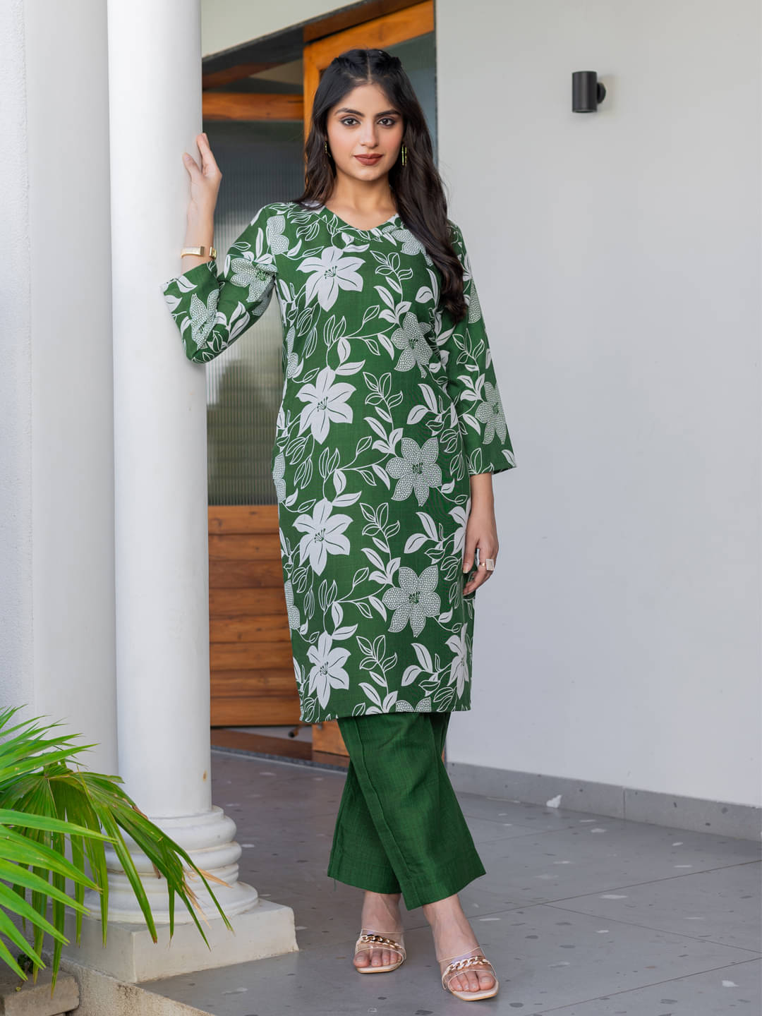JULEE Women Cotton Blend Printed Straight Kurti With Pants ( Green ) JULEE Women Cotton Blend Printed Straight Kurti With Pants ( Green )