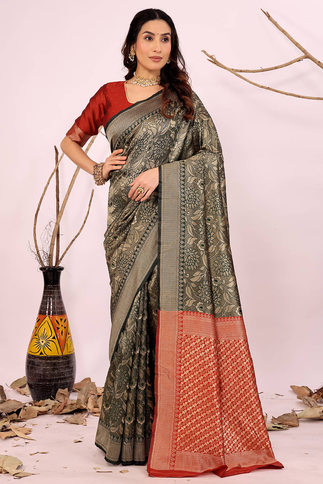 Suali Art Silk Solid Saree With Unstitched Blouse Piece ( Green ) Suali Art Silk Solid Saree With Unstitched Blouse Piece ( Green )