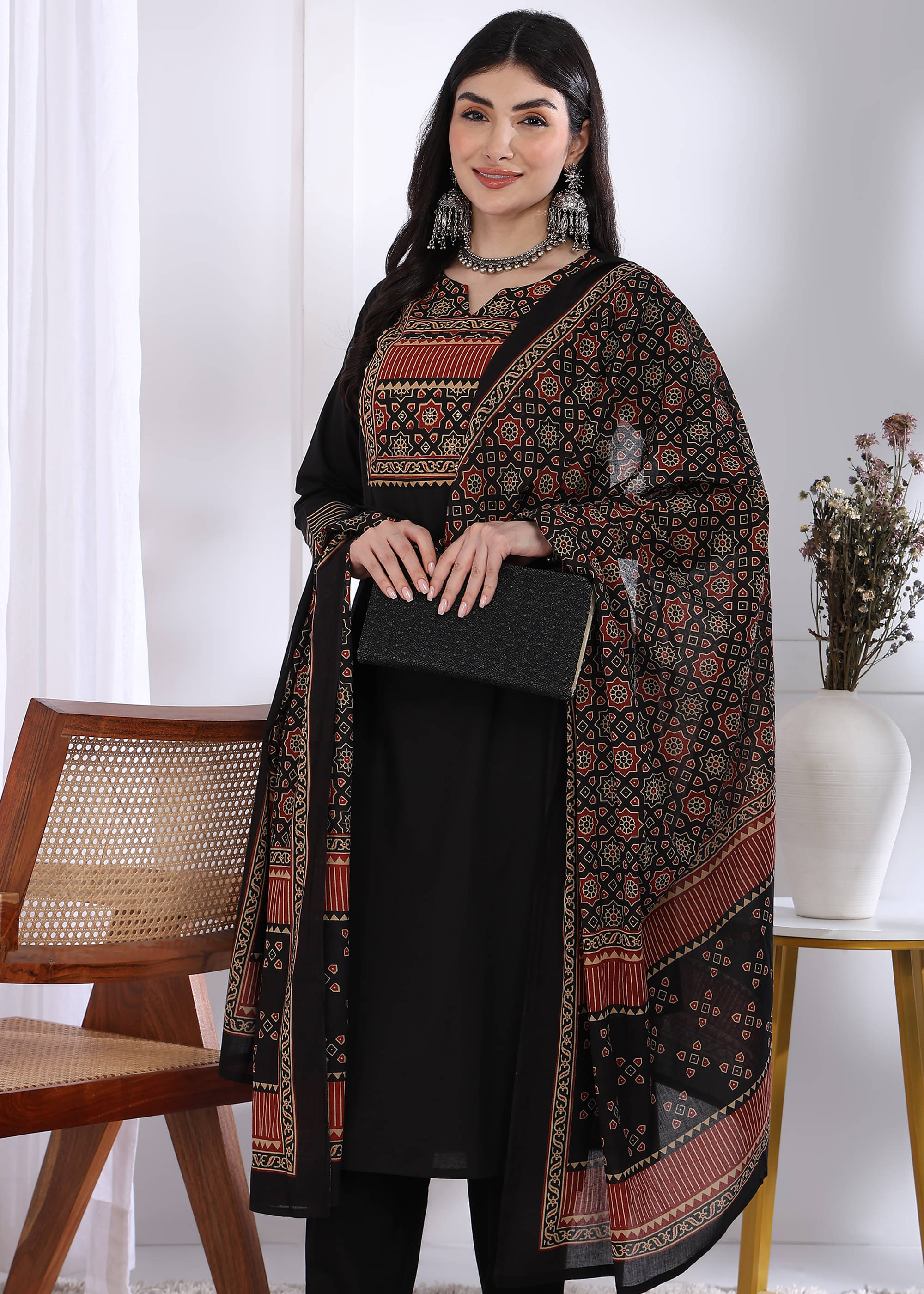 Vbuyz Women Cotton Solid Straight Kurti With Palazzo ( Black ) Vbuyz Women Cotton Solid Straight Kurti With Palazzo ( Black )