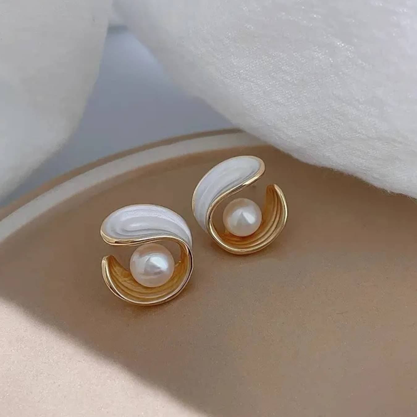     			ONUYX Gold Stud Earrings ( Pack of 1 )