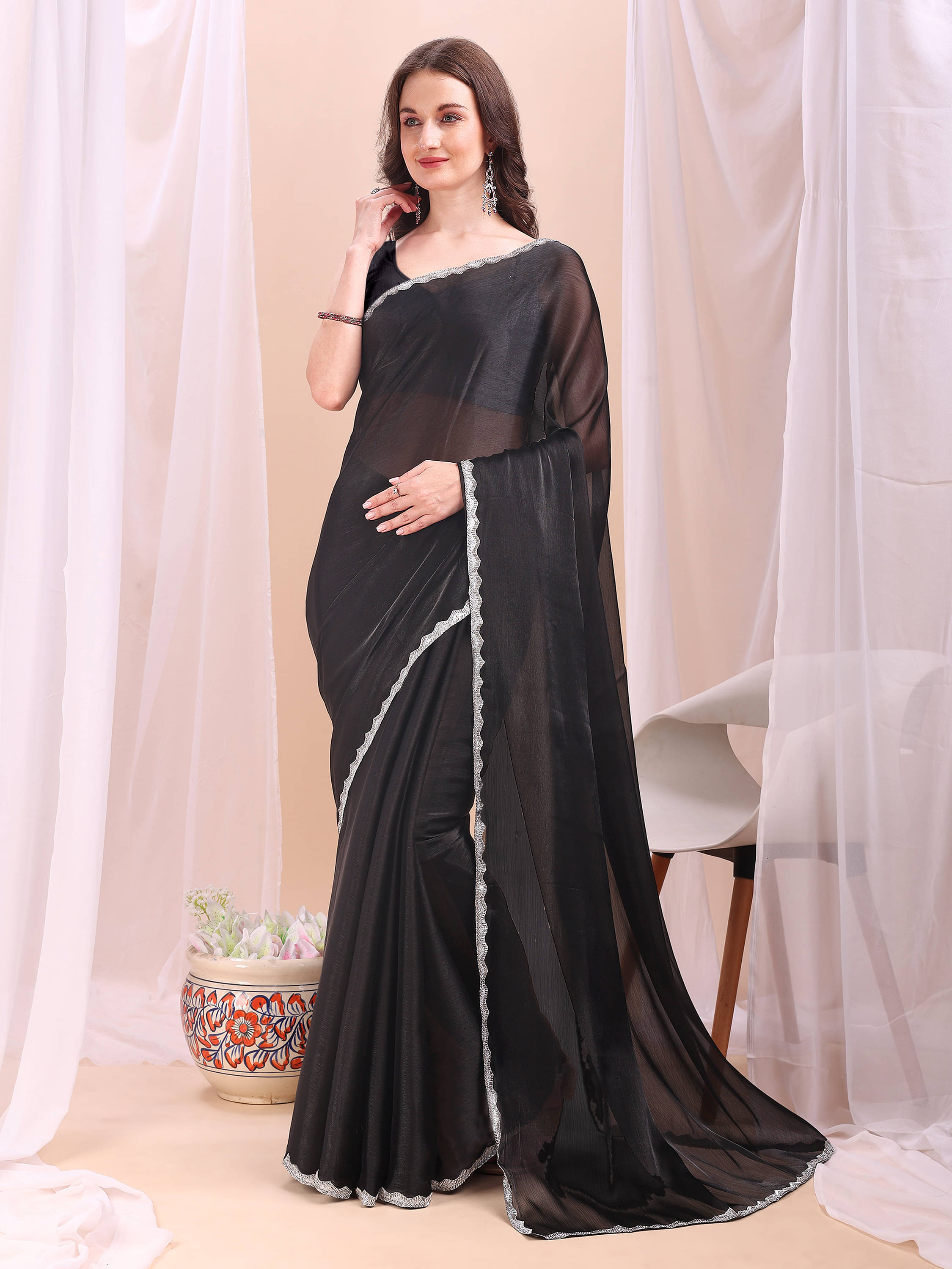     			XOOM LADY Zimmy Choo Solid Saree With Unstitched Blouse Piece ( Black )