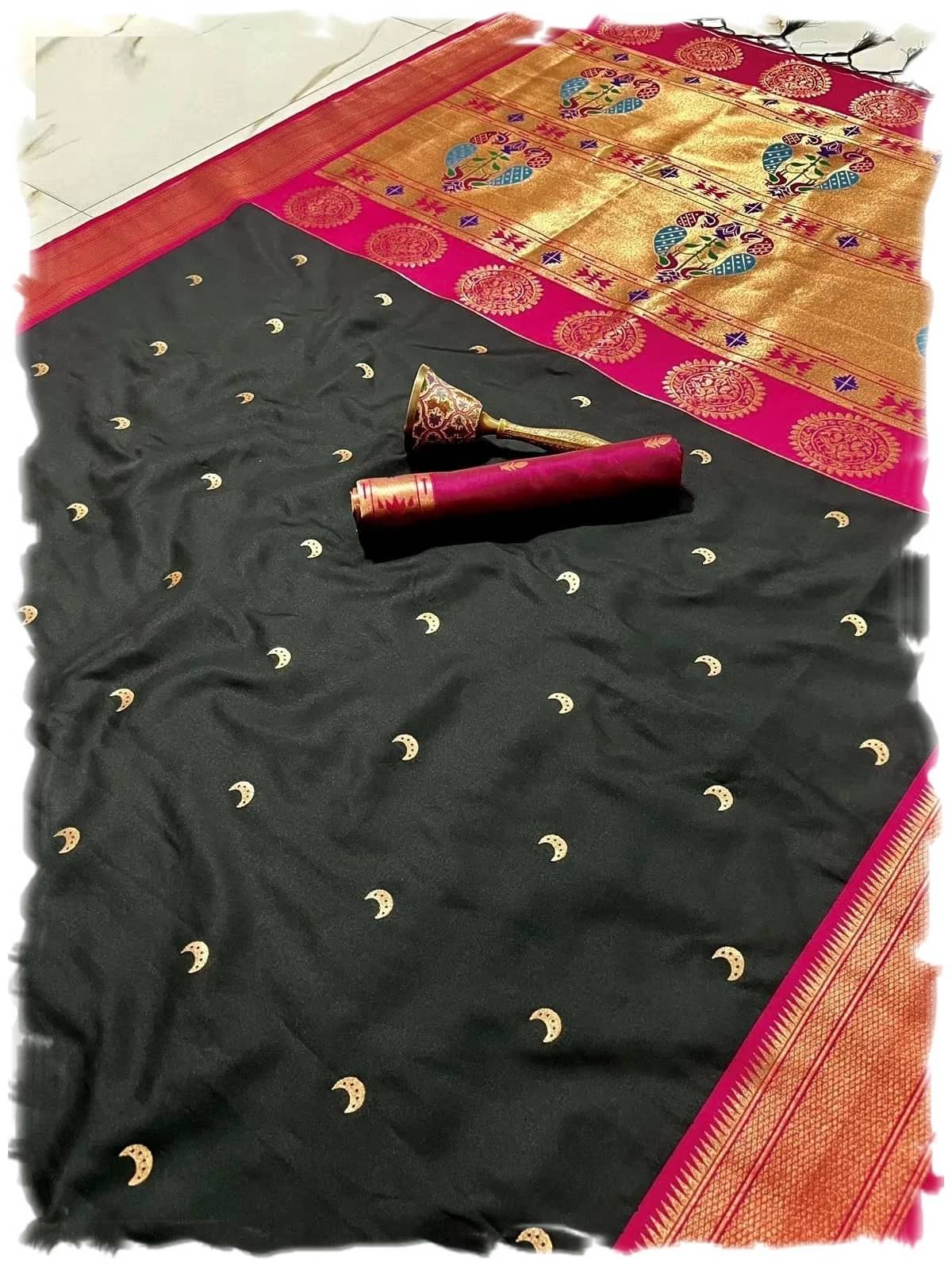     			Rangtulika Ethnics Silk Woven Banarasi saree With Unstitched Blouse Piece ( Black )