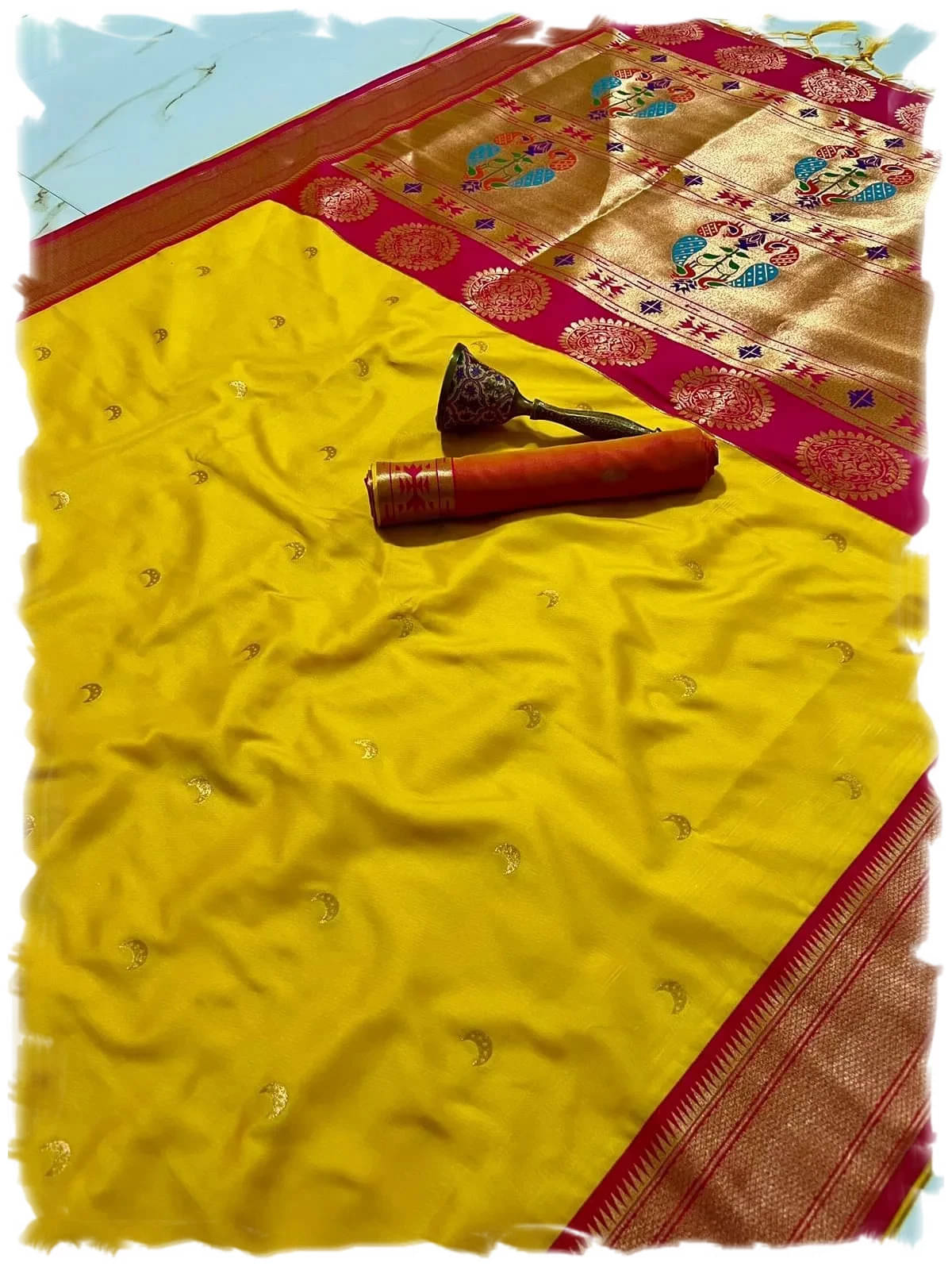     			Rangtulika Ethnics Silk Woven Banarasi saree With Unstitched Blouse Piece ( Yellow )